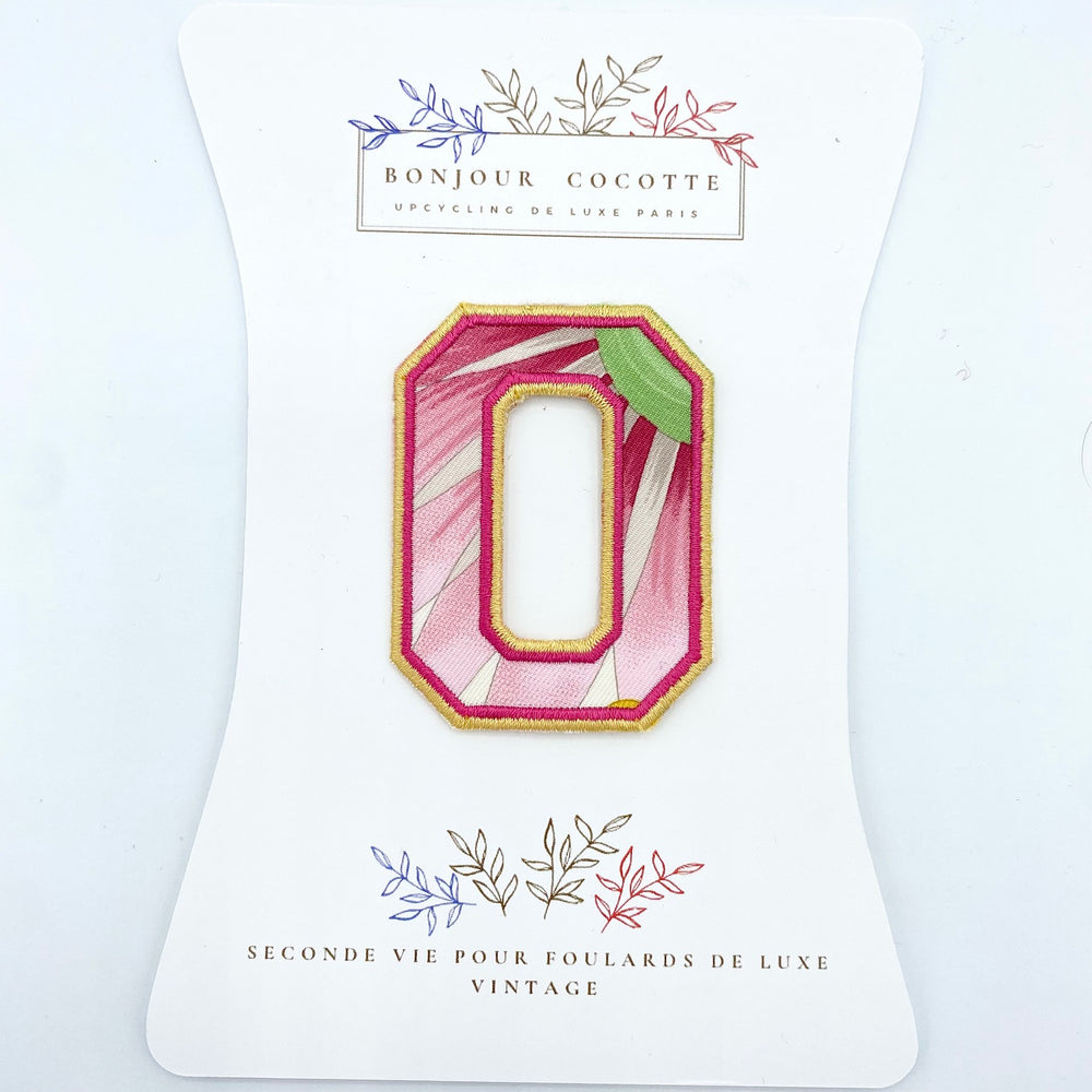 Patch brodé thermocollant petite lettre O issu d’un foulard en soie Salvatore Ferragamo revalorisé