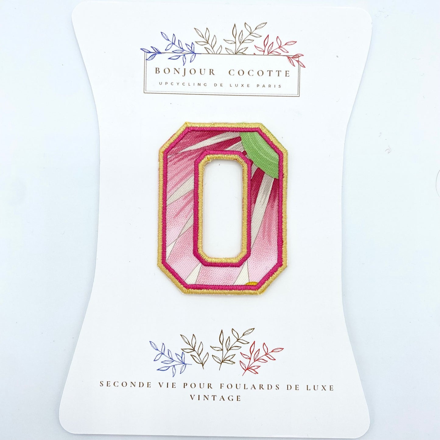 Patch brodé thermocollant petite lettre O issu d’un foulard en soie Salvatore Ferragamo revalorisé