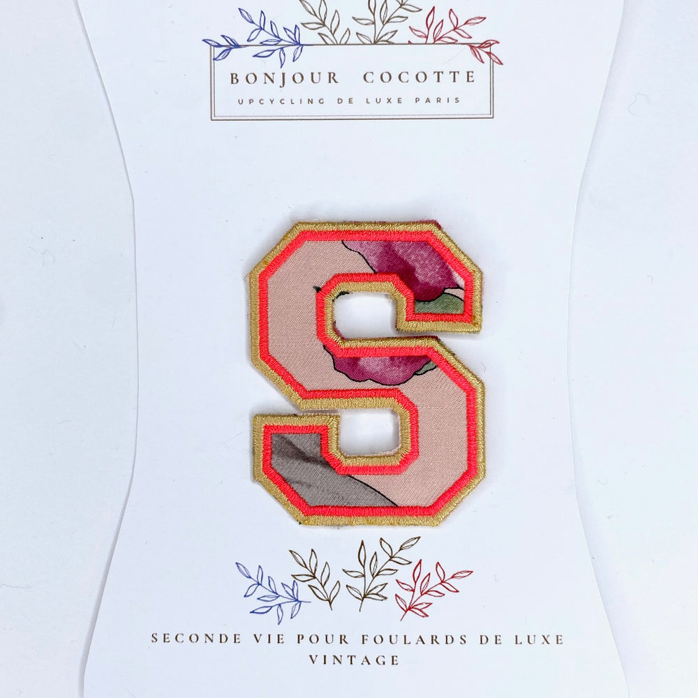 
                  
                    Patch brodé thermocollant petite lettre S issu d’un foulard en soie Gucci revalorisé
                  
                