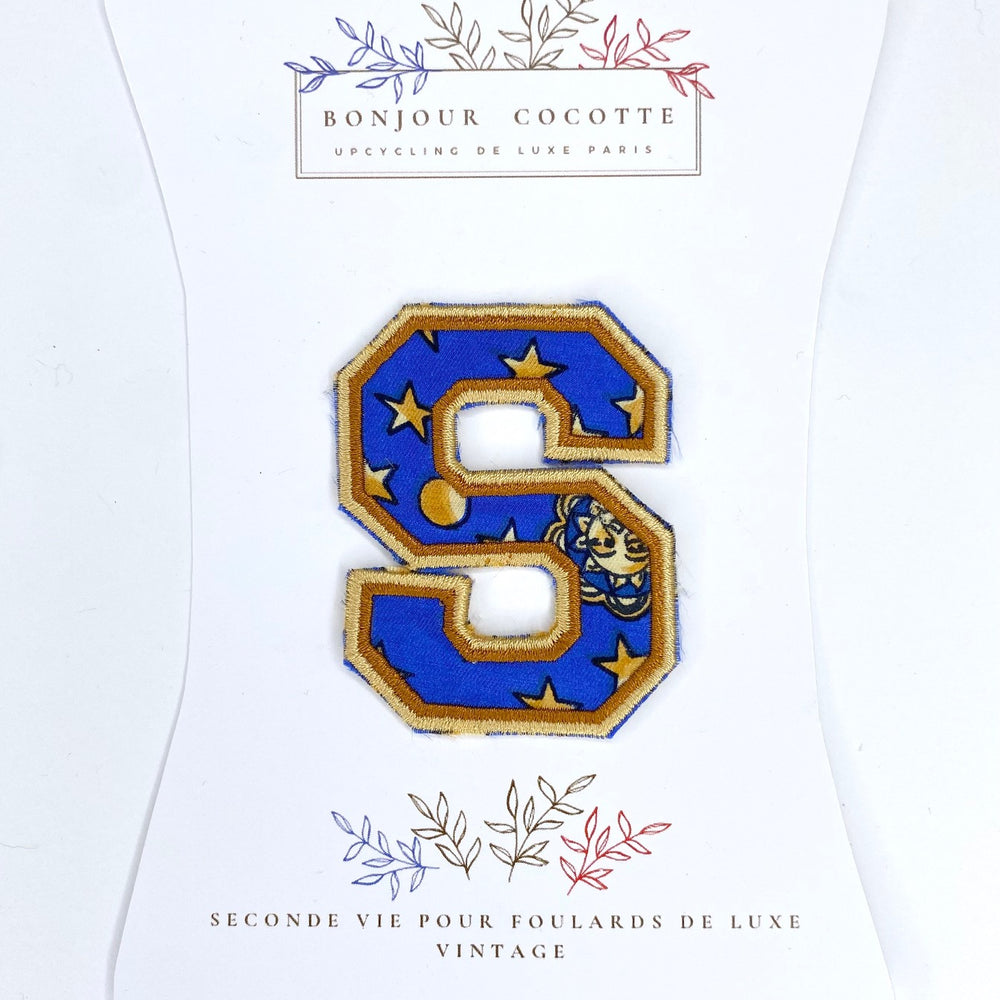 
                  
                    Patch brodé thermocollant petite lettre S issu d’un foulard en soie Azzaro revalorisé
                  
                