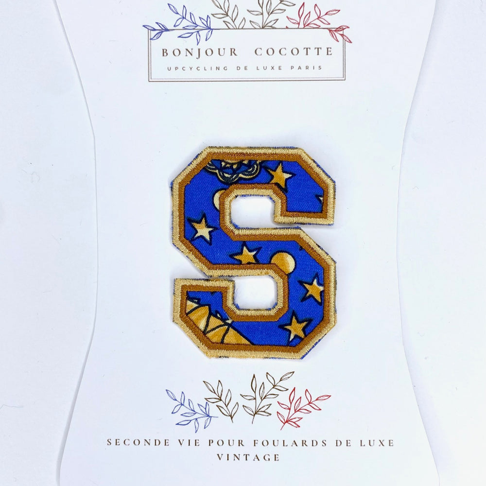 
                  
                    Patch brodé thermocollant petite lettre S issu d’un foulard en soie Dior Azzaro
                  
                
