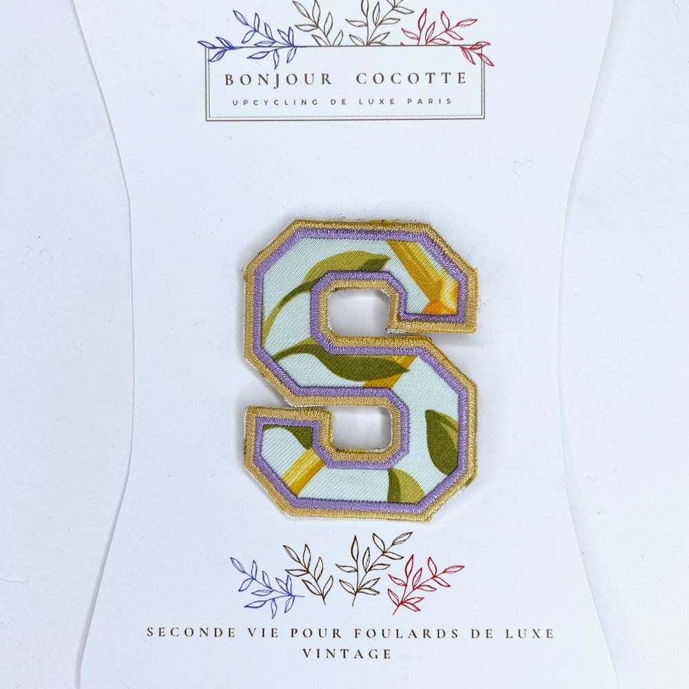 
                  
                    Patch brodé thermocollant petite lettre S, issu d’un foulard en soie Dior revalorisé
                  
                